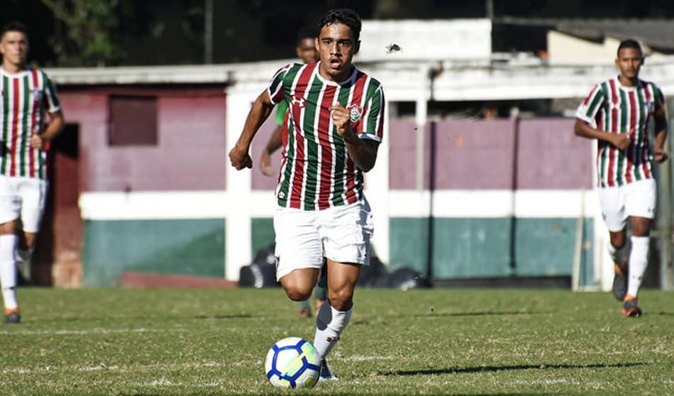 Gabriel Capixaba chama atenção no Flu e entra na briga por vaga no meio