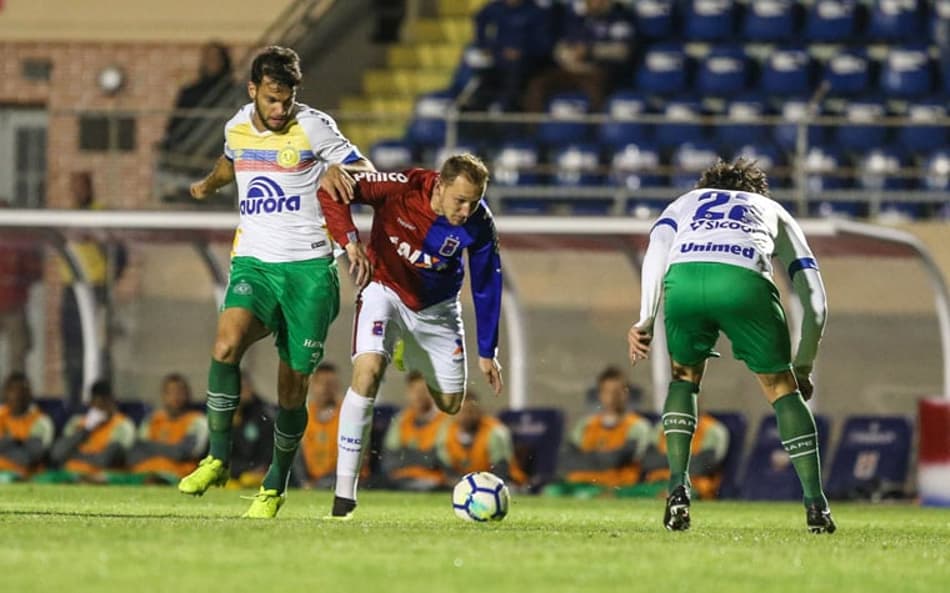 Paraná e Chapecoense, em briga da parte alta na Série B, se enfrentam em Curitiba