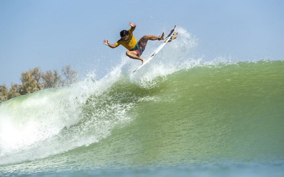 Brasileiros se destacam no primeiro dia do 'Piscinão do Slater' no WCT