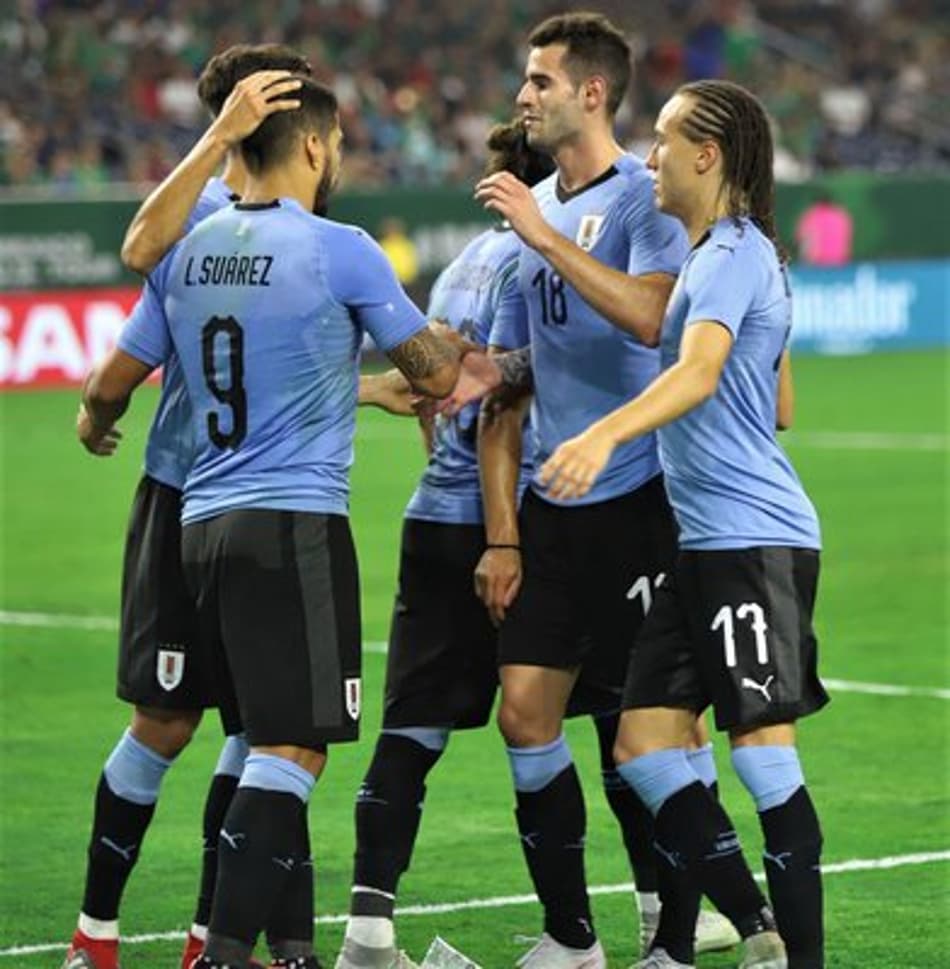 Suárez dá show, Muslera pega pênalti e Uruguai massacra o México
