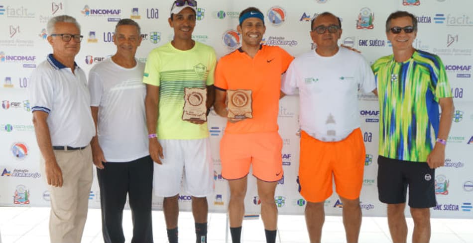 Ao centro de verde Evaldo Silva e de laranja Sergio Gianetti