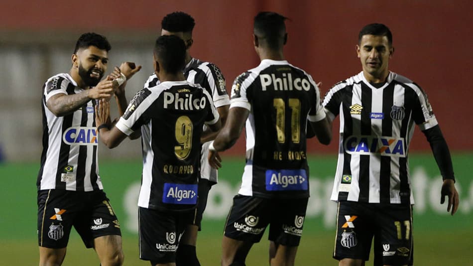 Artilheiro, Gabigol freia empolgação no Santos e lamenta pancadas