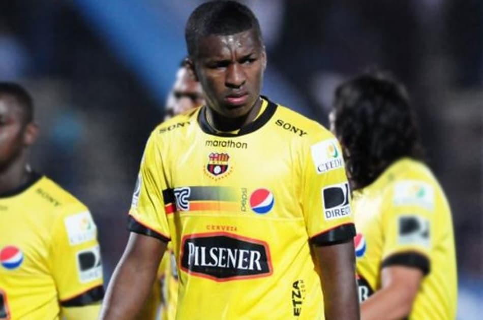 Zagueiro do Equador paga aposta após derrota no Clasico del Astillero