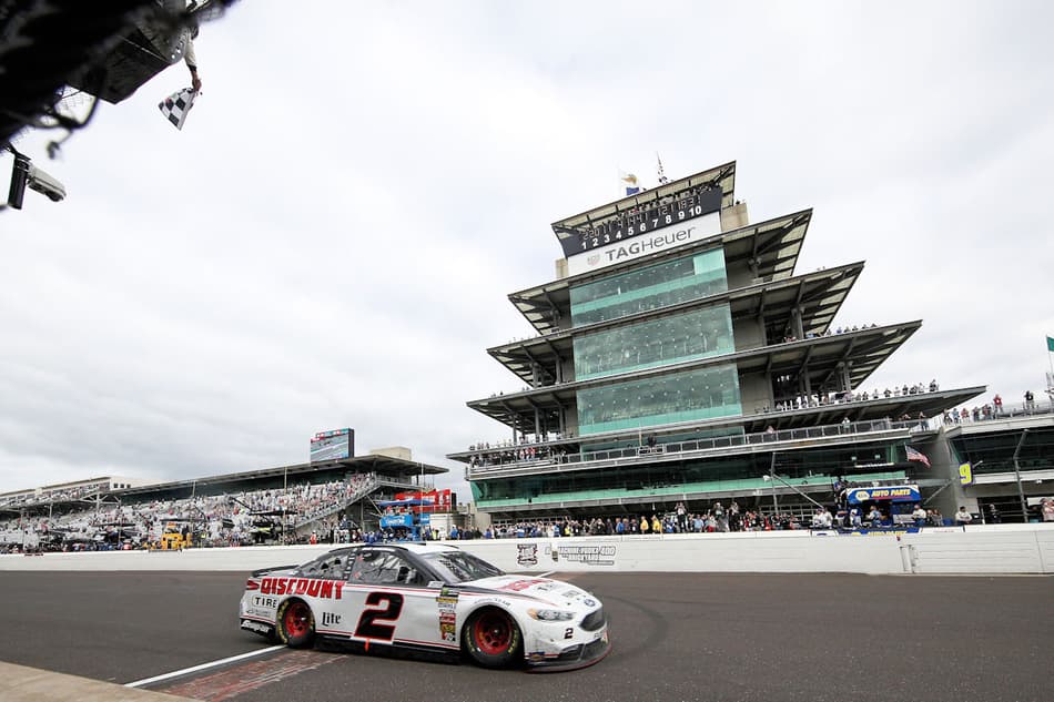 Brad Keselowski vence etapa adiada de Indianápolis da NASCAR