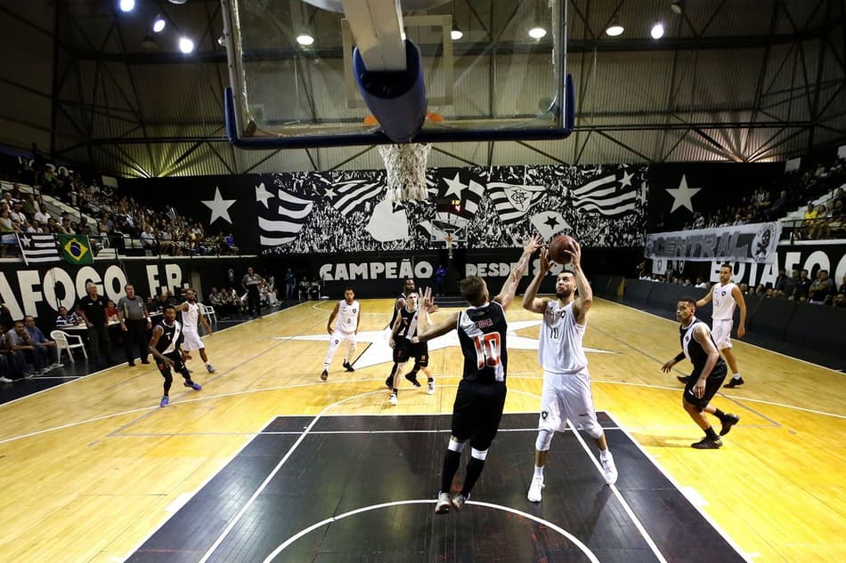 Vasco assusta no fim, mas Bota vence primeiro jogo da semifinal do Carioca
