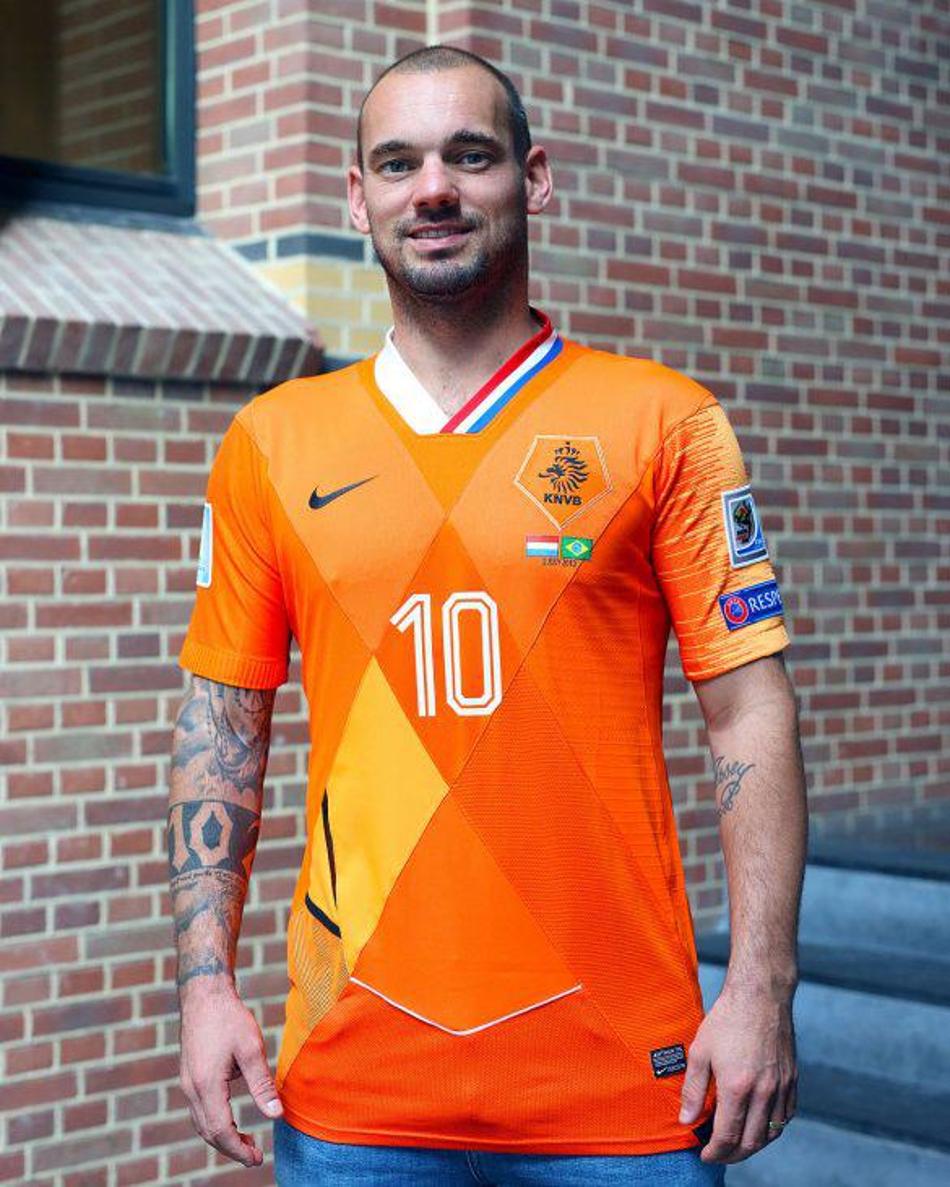 Sneijder recebe camisa 'mashup' em tributo por despedida da seleção holandesa