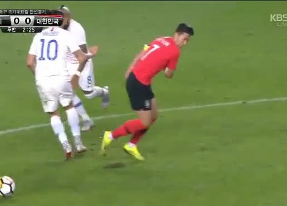 Arturo Vidal e Diego Valdés levam drible desconcertante em amistoso do Chile