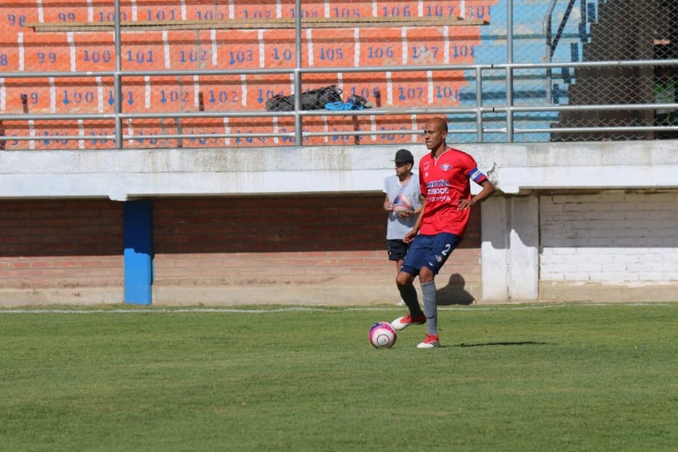 Zagueiro ex-São Paulo elogia clube brasileiro e fala de momento na Bolívia