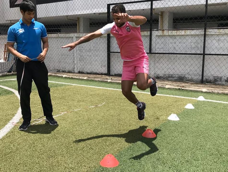 Brasileiro volta a treinar na Tailândia após grave lesão no joelho