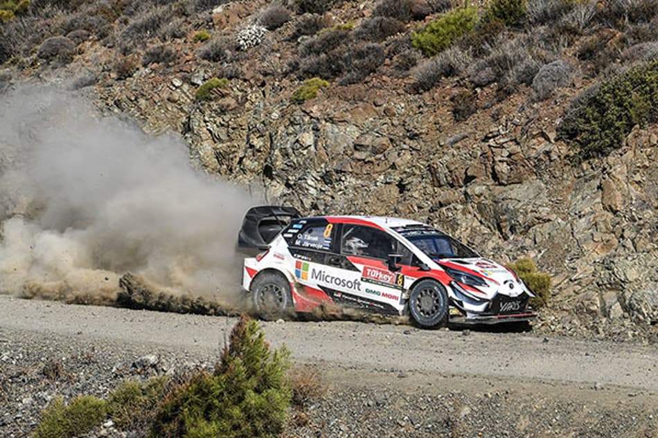 Ott Tänak coloca a Toyota na briga pelo título mundial de rali