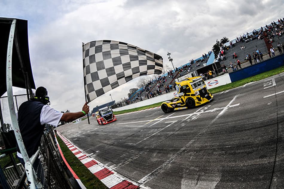 Felipe Giaffone domina as duas corridas da Copa Truck em Buenos Aires