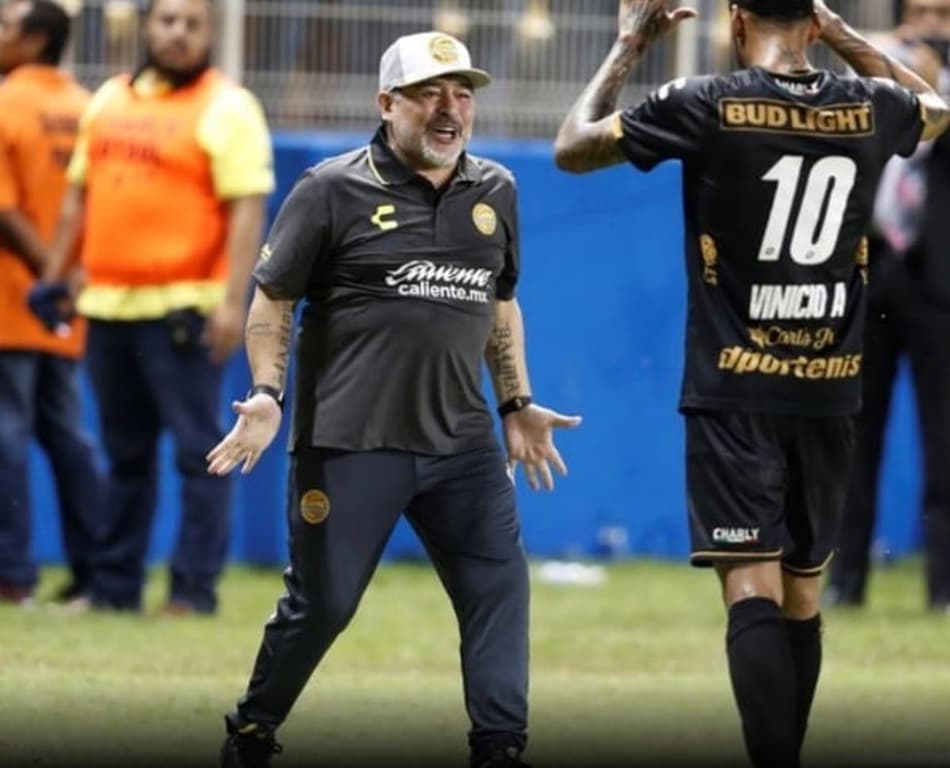 Maradona estreia com goleada no futebol mexicano