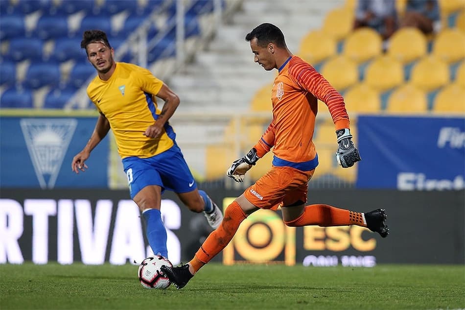 Bruno Brígido passa por cirurgia após fraturar ossos da mão esquerda