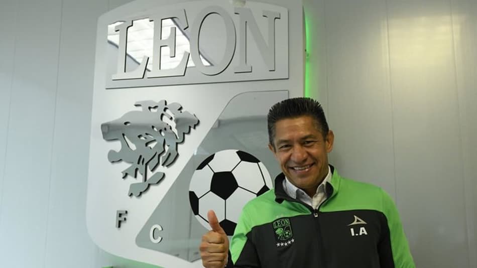 Técnico do León usa França contra críticos a seu estilo de trabalho