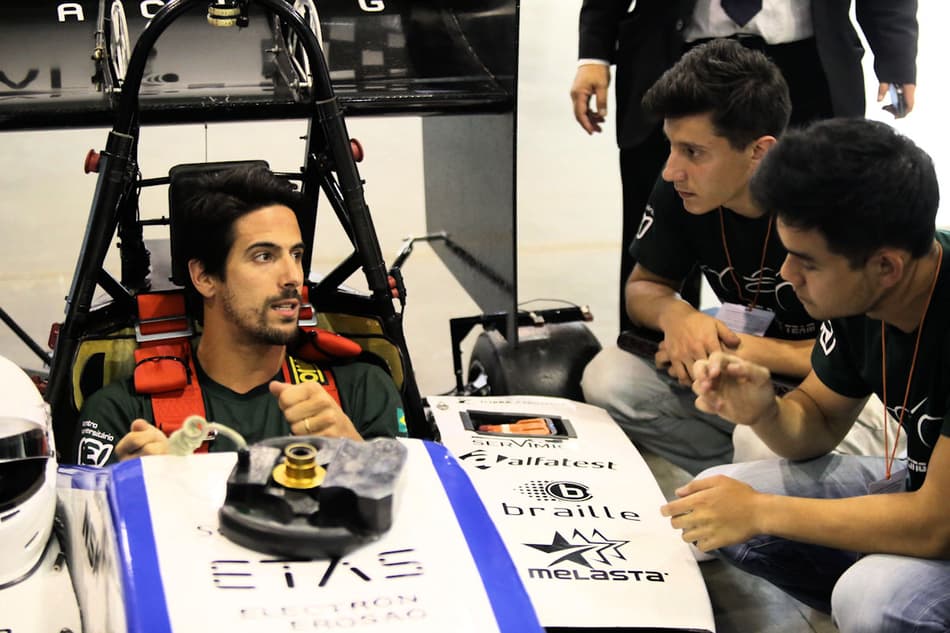 Di Grassi pilota carro de corrida desenvolvido por alunos da FEI no Salão de Veículos Elétricos em São Paulo