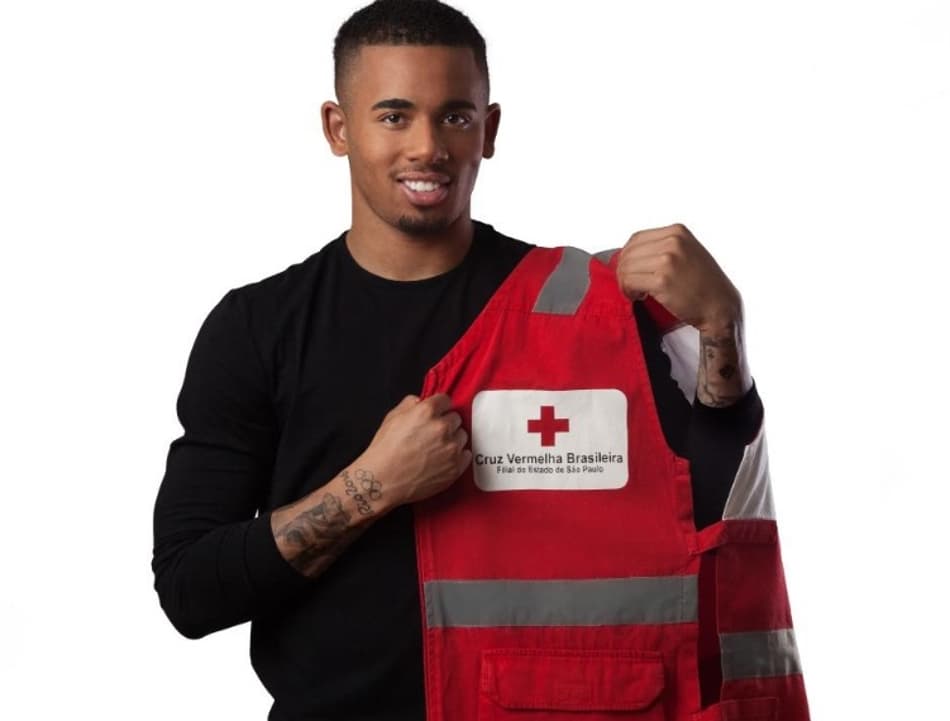 Apadrinhada por Gabriel Jesus, Cruz Vermelha bate recorde na Campanha do Agasalho