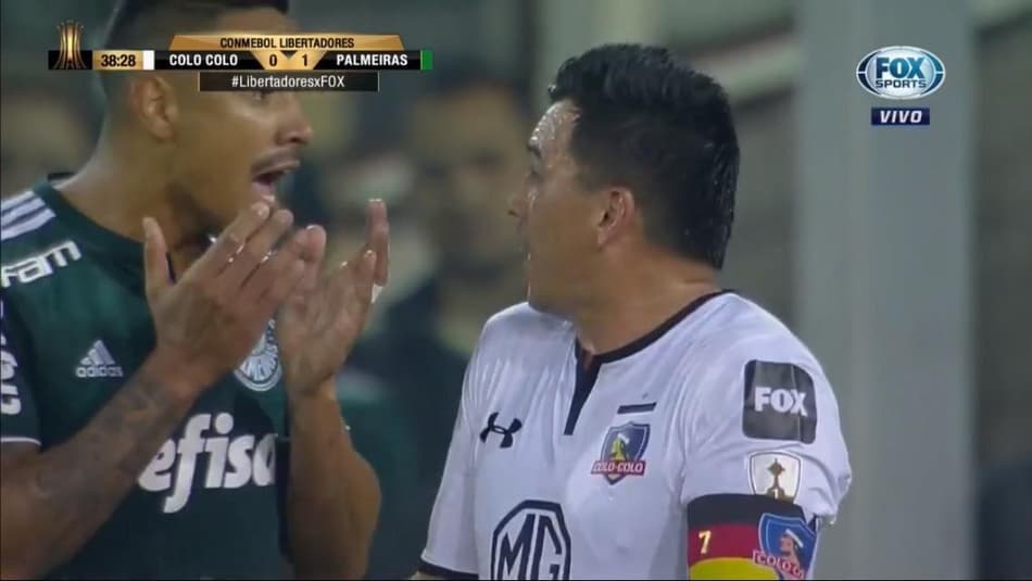 Não é provocação… Entenda a faixa 'alemã' de Esteban Paredes, capitão do Colo-Colo