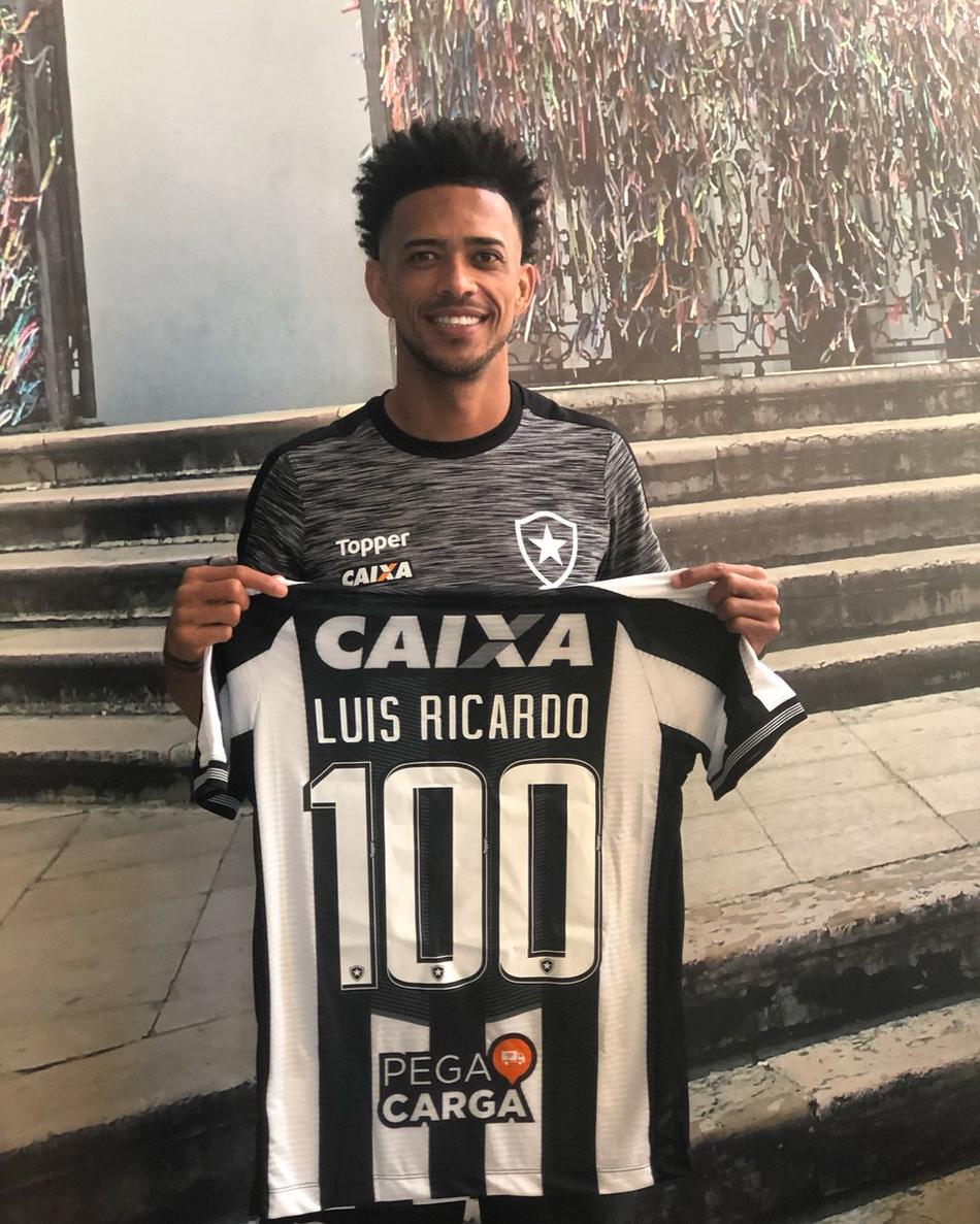 Luis Ricardo comemora 100 jogos pelo Botafogo. ‘É um prazer imenso vestir essa camisa’