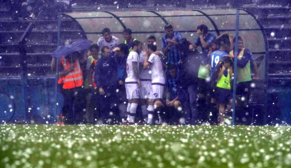 Partida entre Liverpool e Nacional é suspensa por conta de chuva de granizo no Uruguai