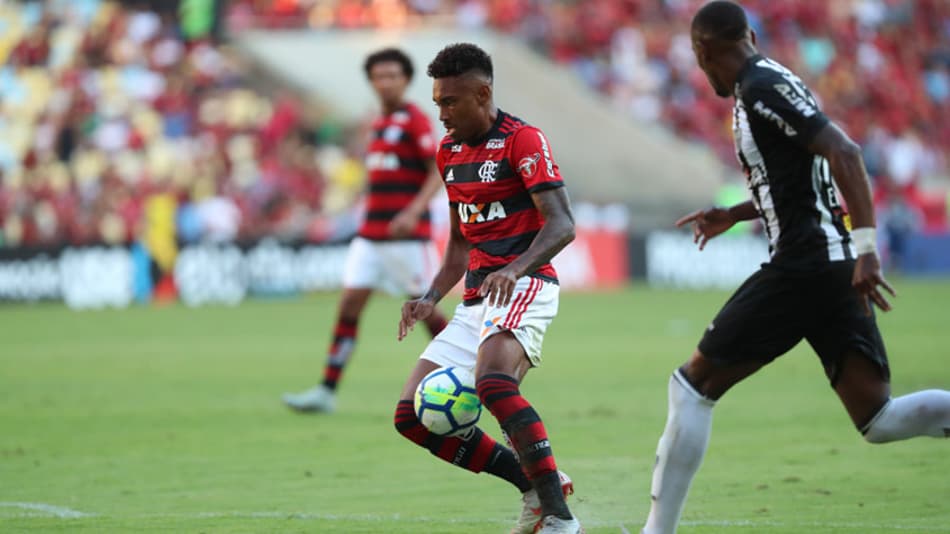 Barbieri explica opções no Flamengo e saída de Vitinho contra o Galo