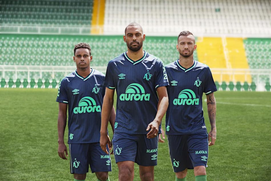 Chapecoense lança camisa 3 azul marinho; peça faz homenagem aos 45 anos do clube