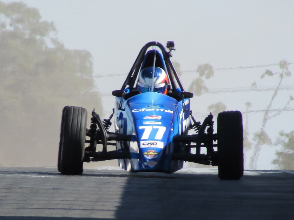 Garoto de 15 anos dá show e fica perto do título na Fórmula Vee
