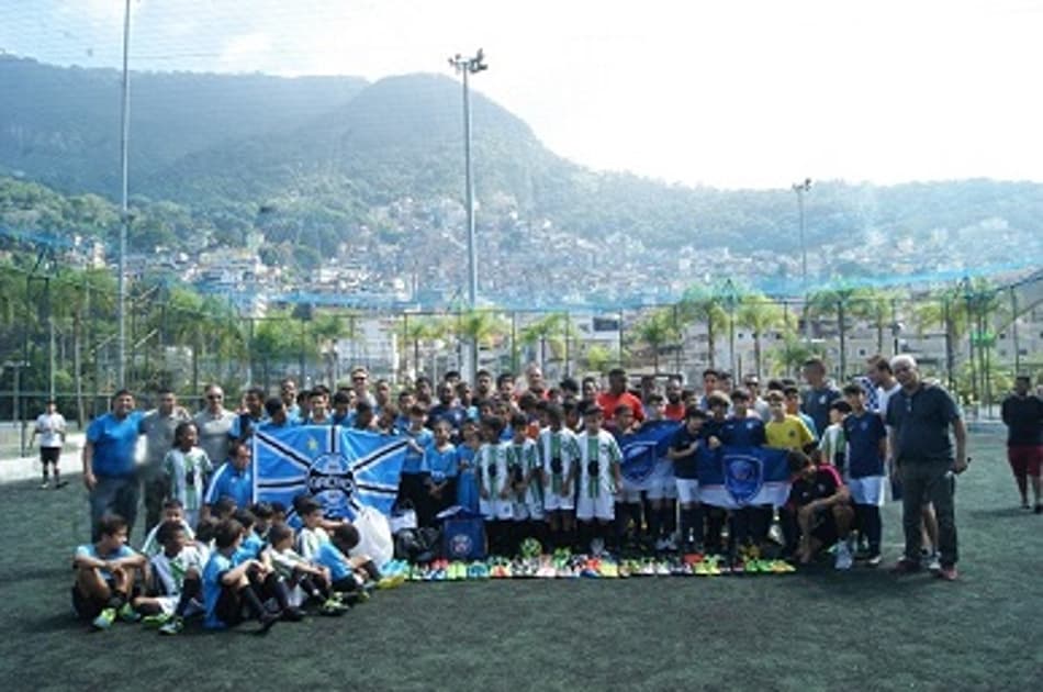 De Prima: PSG e Grêmio fazem doação para projeto esportivo na favela da Rocinha-RJ