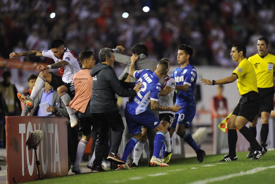 Confusão nas oitavas de final da Libertadores gera multa ao River Plate