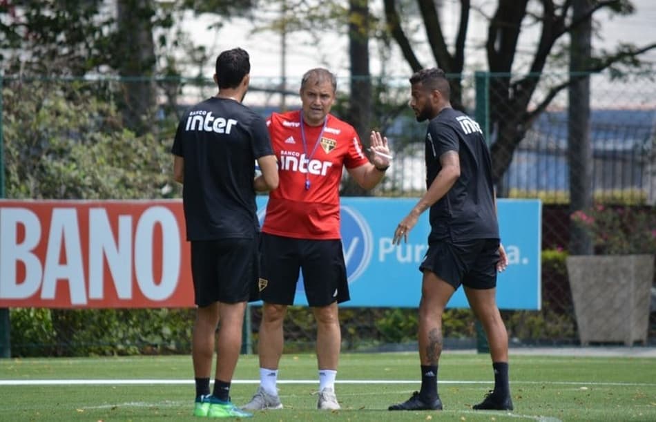 Aguirre conversa com Nenê e Reinaldo e ajusta o São Paulo para enfrentar o Botafogo, no próximo domingo