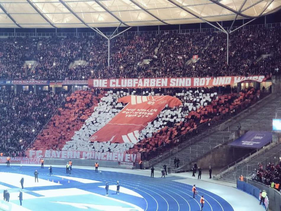 Torcedores do Bayern fazem protesto por volta de uniformes vermelhos e brancos