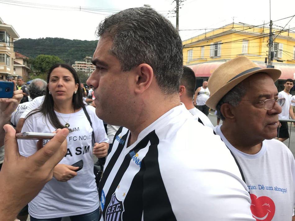 Vice do Santos critica Peres por colete à prova de balas: ‘Encenação’