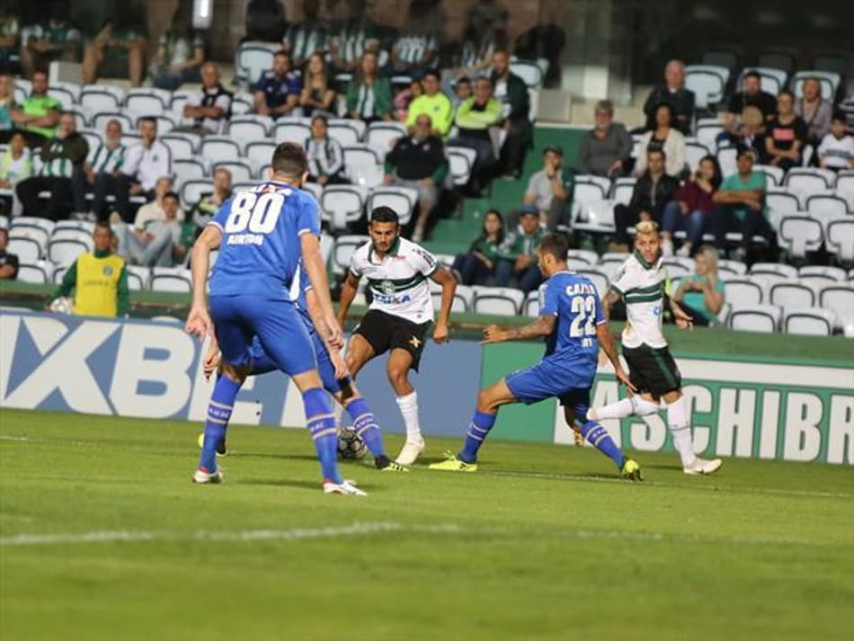 Em jogo equilibrado, Coritiba vence o Avaí no Couto Pereira