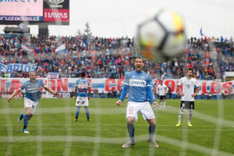 Universidad Católica vence o Colo-Colo e lidera com vantagem no Chile