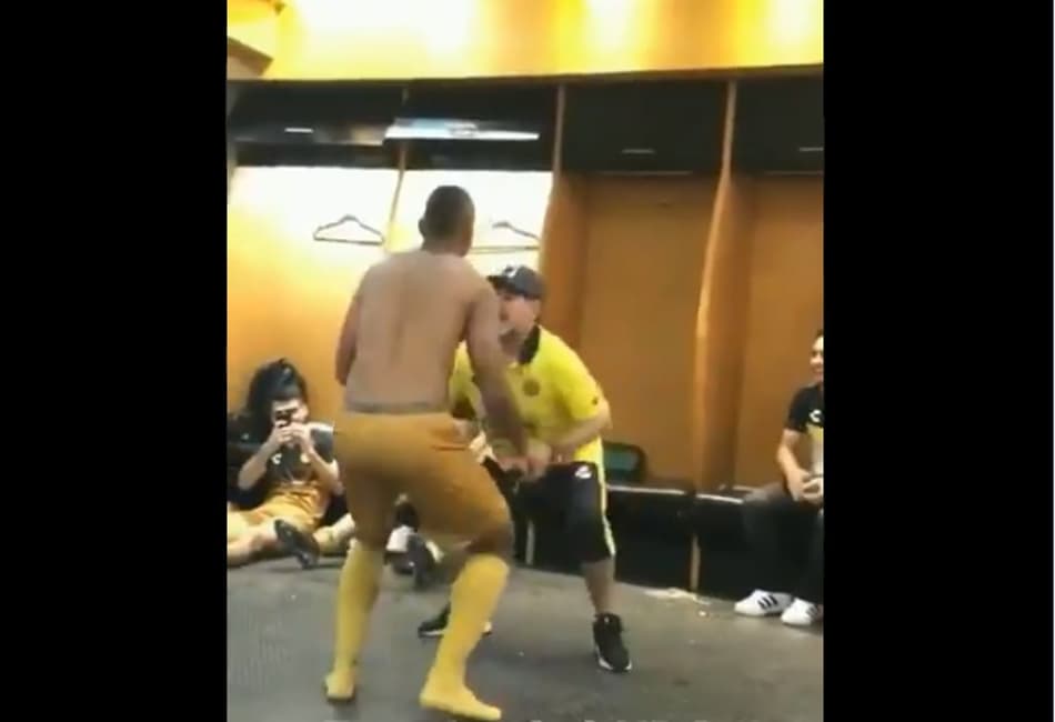 Maradona vence outra no México e dança com os jogadores nos vestiários; Confira