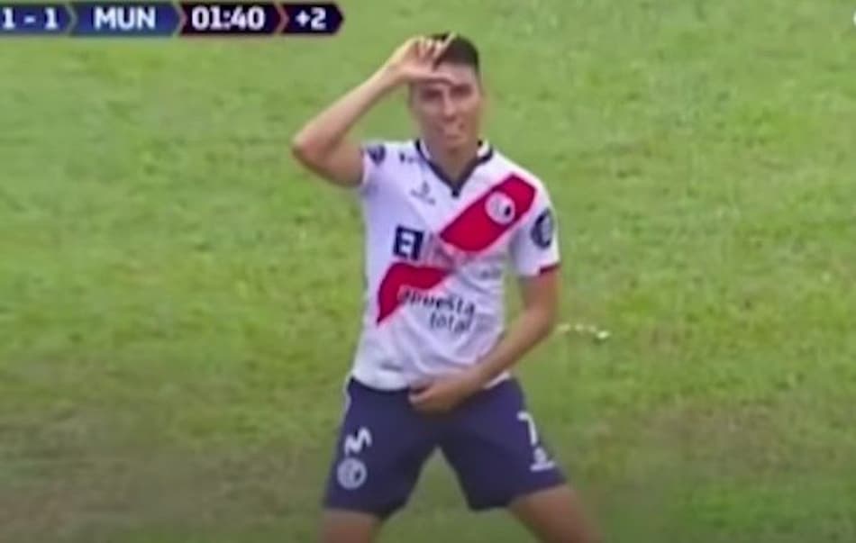 Atacante imita Griezmann em comemoração e acaba punido pelo juiz; Confira