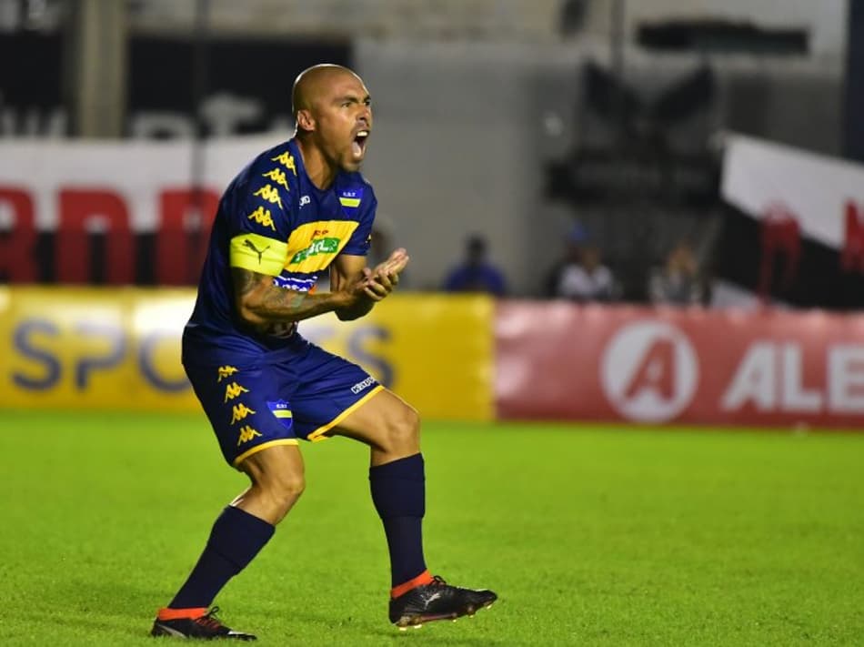 Meia faz gol de pênalti e cobra dívida de ex-clube na comemoração
