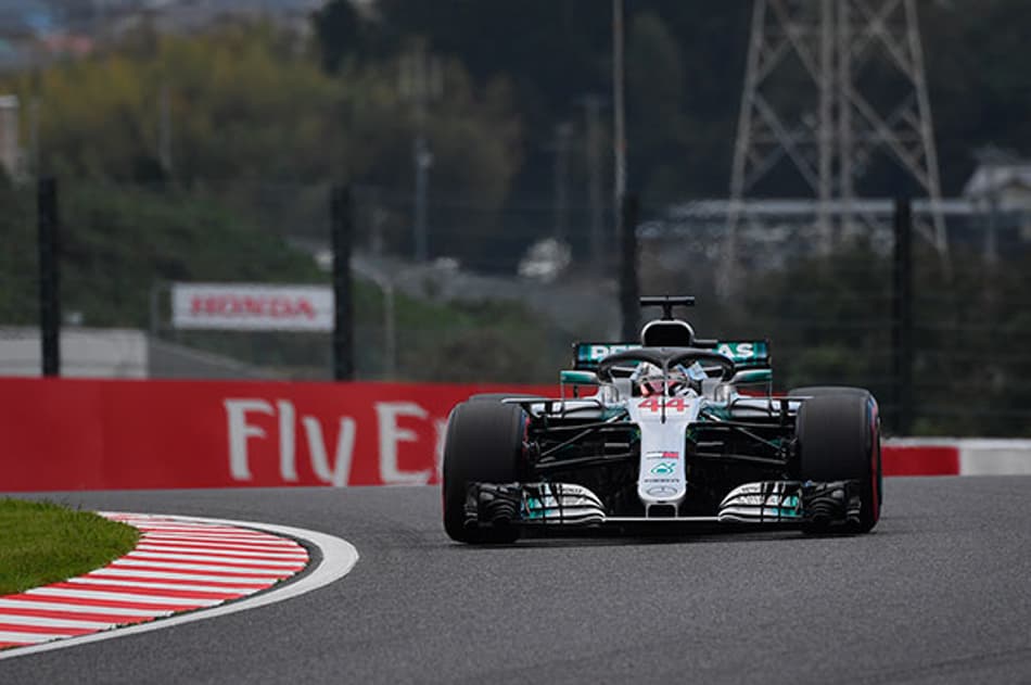 Lewis Hamilton credita sua 80ª pole-position à toda equipe Mercedes