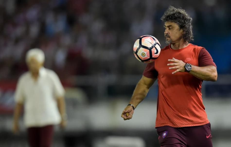 Libertad contrata Leonel Álvarez como novo técnico