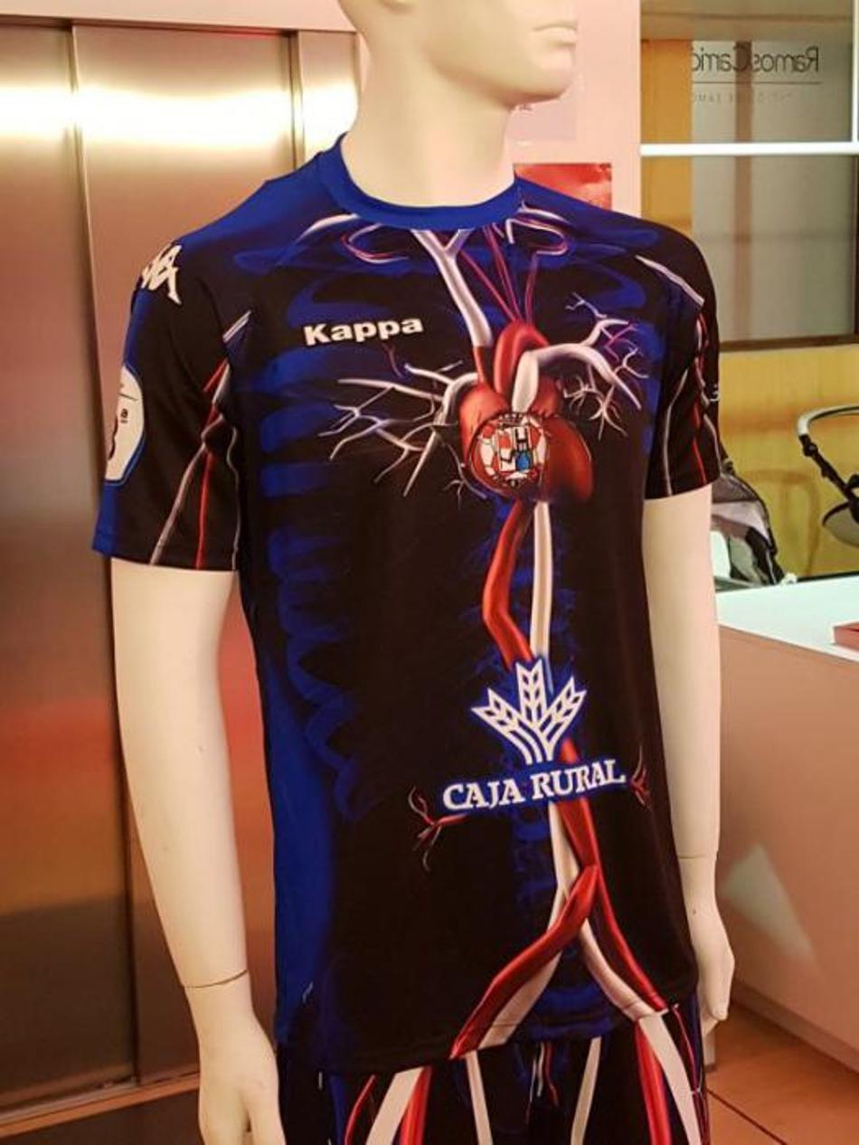 Clube espanhol lança uniforme com ilustração do sistema circulatório