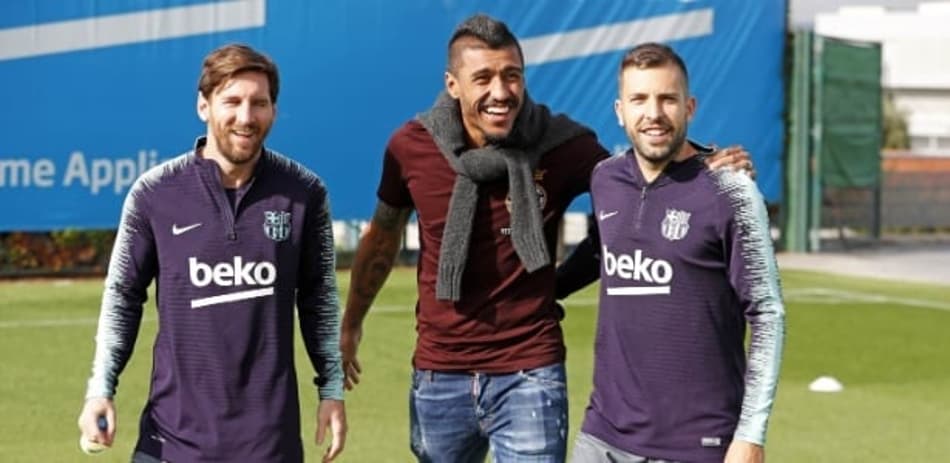 Paulinho visita ex-companheiros de Barcelona e elogia brasileiros do time
