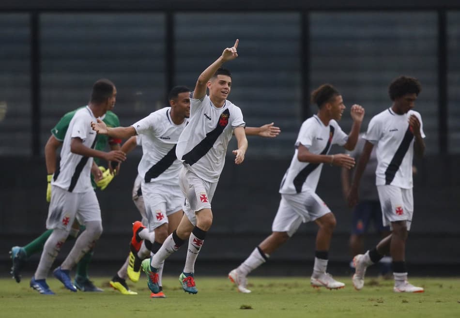 Vasco vira em casa, goleia e se classifica na Copa do Brasil sub-17
