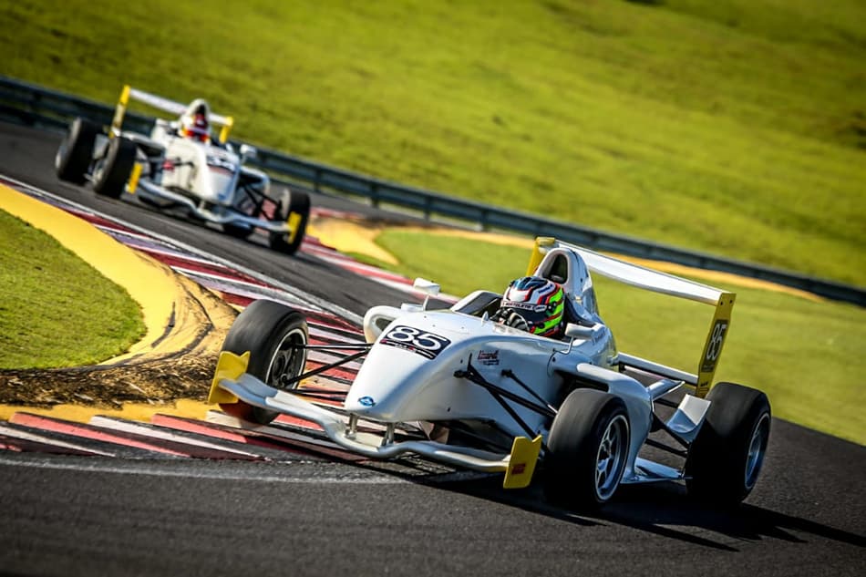 Na F-Academy, Enzo Bortoleto mantém hegemonia e faz a pole no Velo Città