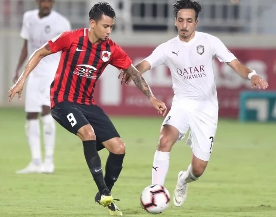 Destaque em equipes brasileiras, atacante faz hat-trick no Catar