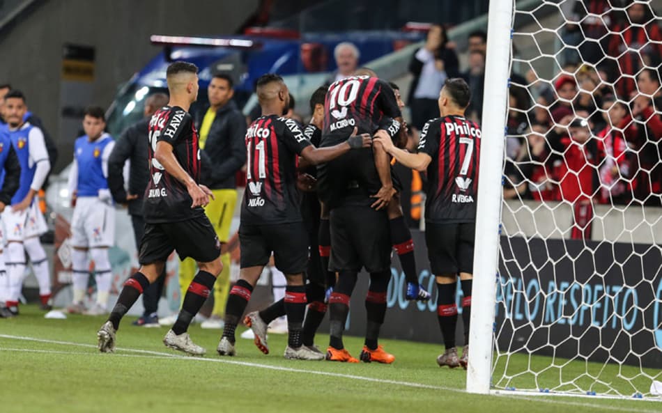 Atlético-PR goleia o Sport e chega a 11ª vitória seguida em casa