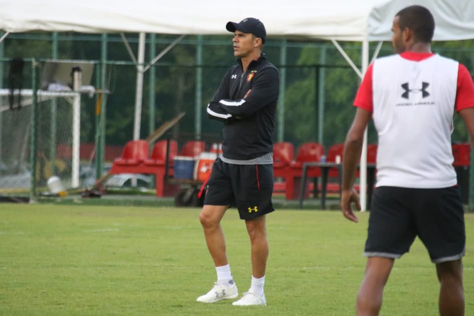 Milton Mendes no treino do Sport