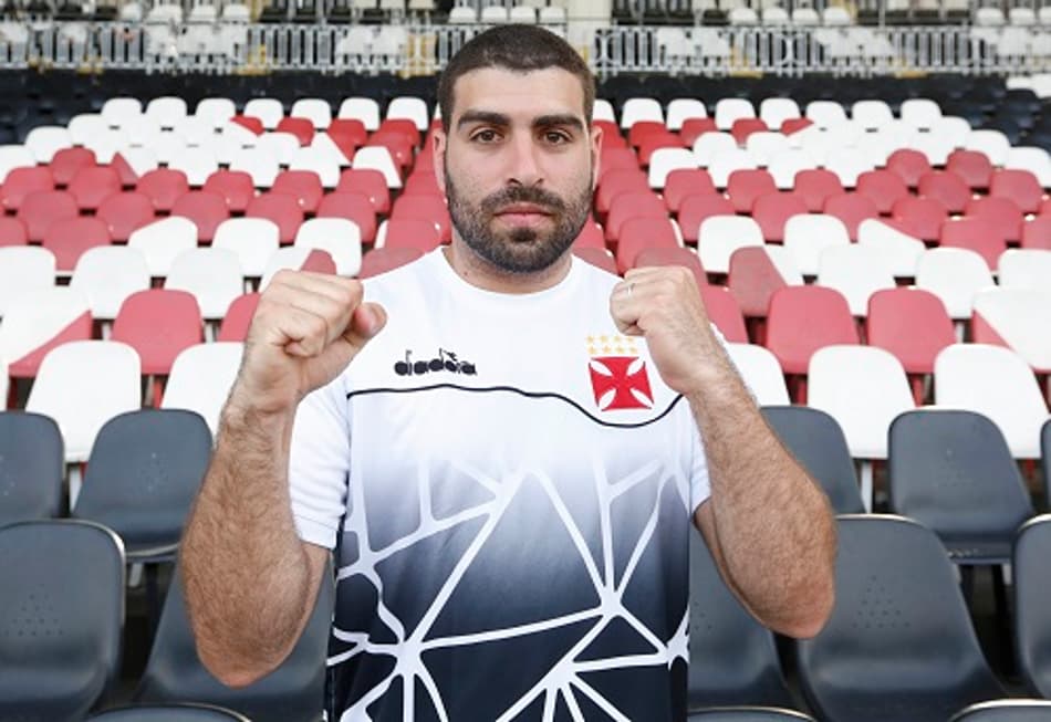 Conheça Phill Jonathan, lutador vascaíno que dá a vida pelo clube