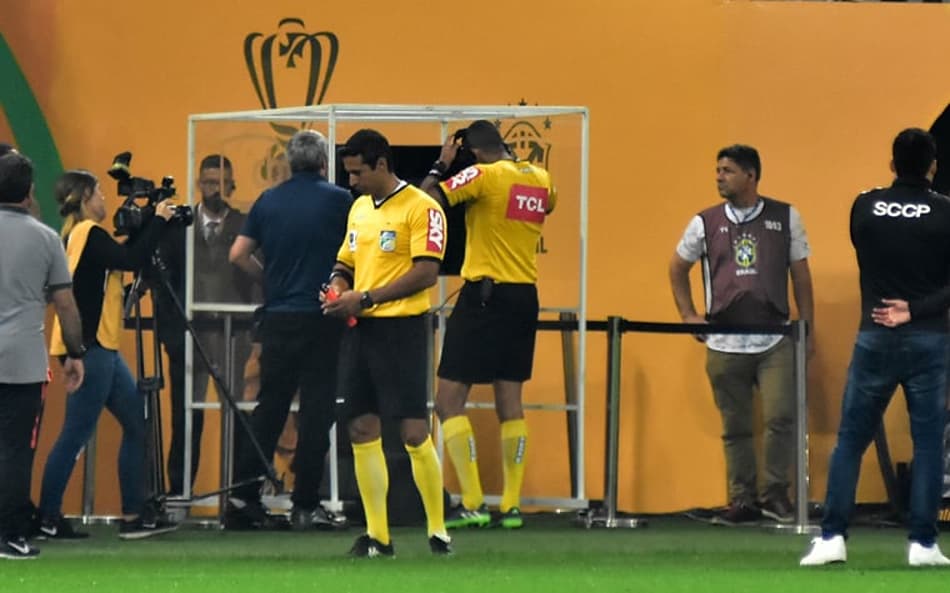 E o VAR? Ex-árbitros analisam uso da tecnologia na final da Copa do Brasil