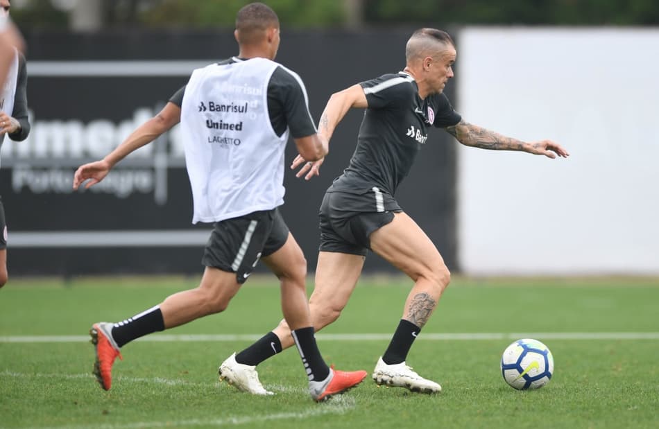 Com ausências, Internacional treina de olho no jogo contra o Santos