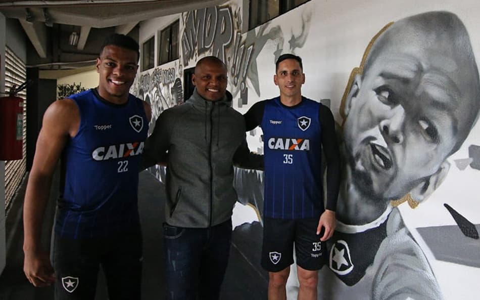 Botafogo completa 20 jogos sem Jefferson ou Gatito como titular e vê Saulo agarrar a oportunidade