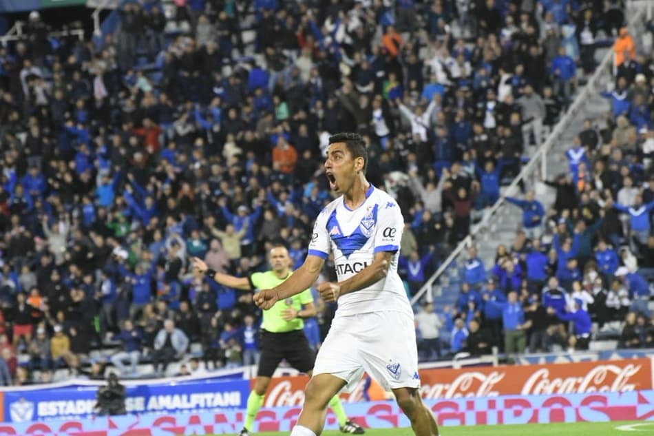 No sufoco, Vélez Sarsfield passa pelo Gimnasia La Plata; Confira o gol